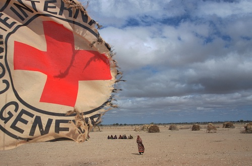 Présence du CICR dans cette contrée aride, en proie à la sécheresse et à la famine. Beaucoup de nomades ont perdu tout leur bétail. Les plus chanceux ont encore quelques vaches, des chèvres voire un chameau. Certains ont vu mourir leurs enfants et d'autres êtres chers.